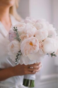 bride holding perfect wedding flowers 
