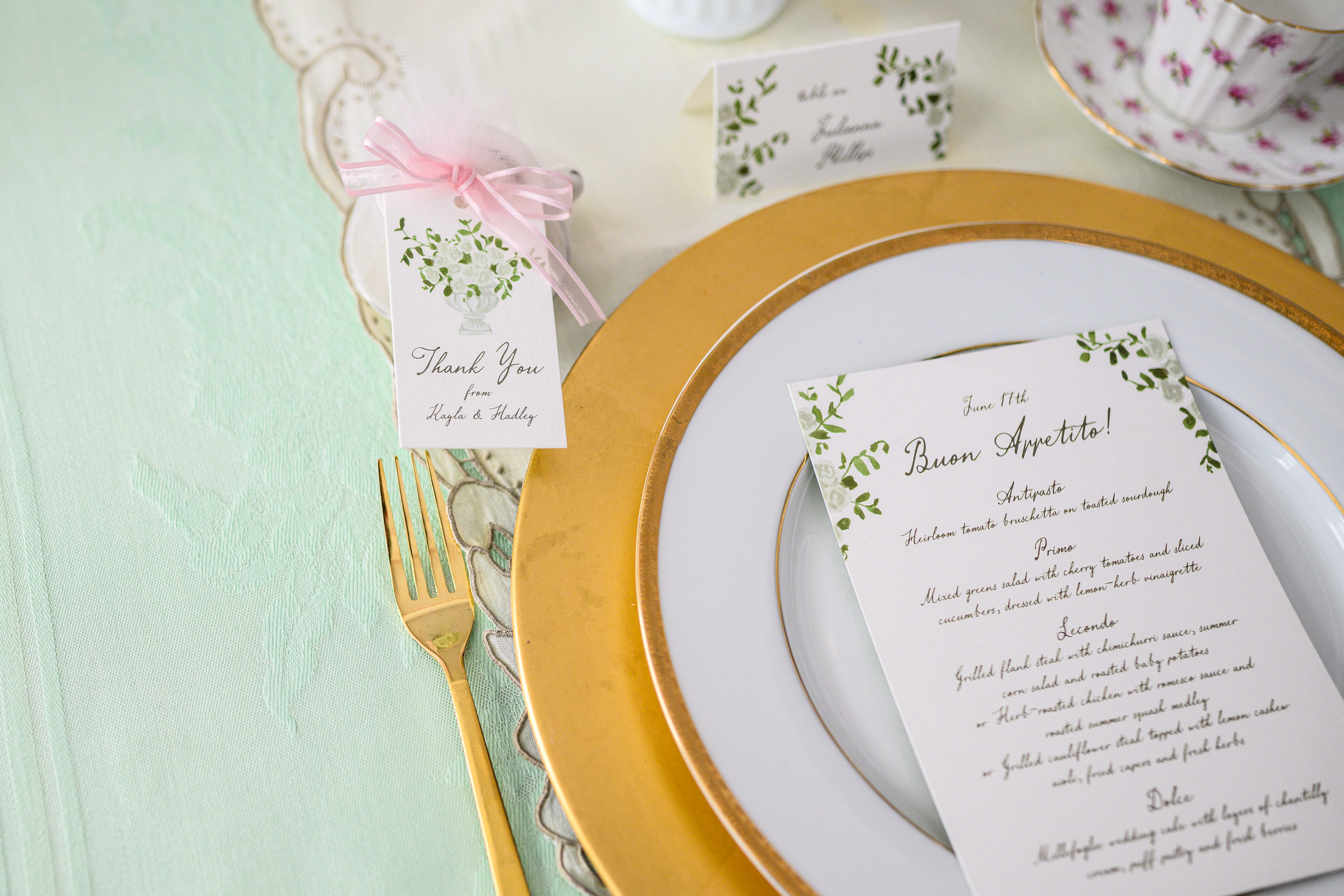 gold and white placesetting